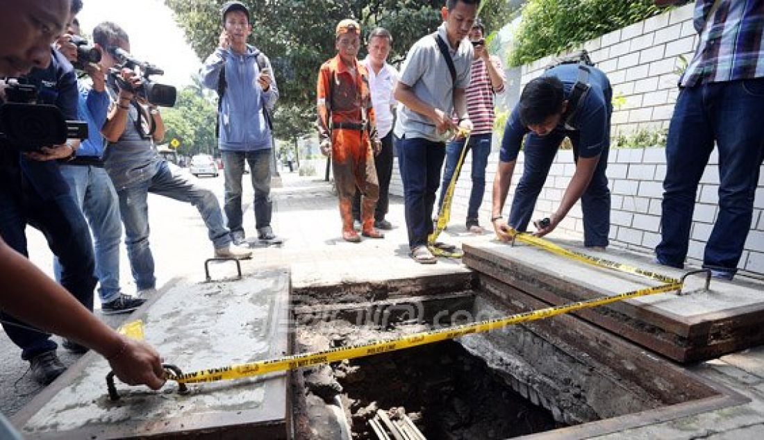 Direktur Kriminal Khusus Polda Metro Jaya Kombes Mujiono saat menyelidiki temuan bungkusan kabel di gorong-gorong Jl Medan Merdeka Selatan, Jakarta, Senin (7/3). Foto: Ricardo/JPNN.com - JPNN.com