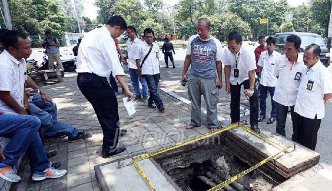 Direktur Kriminal Khusus Polda Metro Jaya Kombes Mujiono saat menyelidiki temuan bungkusan kabel di gorong-gorong Jl Medan Merdeka Selatan, Jakarta, Senin (7/3). Foto: Ricardo/JPNN.com - JPNN.com