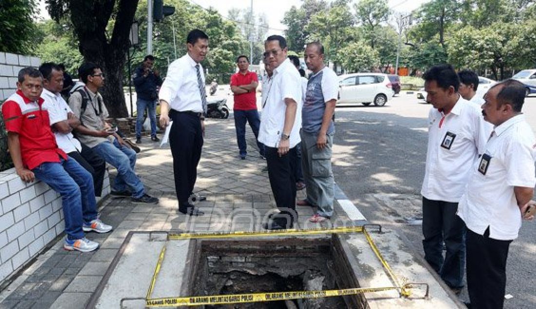 Direktur Kriminal Khusus Polda Metro Jaya Kombes Mujiono saat menyelidiki temuan bungkusan kabel di gorong-gorong Jl Medan Merdeka Selatan, Jakarta, Senin (7/3). Foto: Ricardo/JPNN.com - JPNN.com