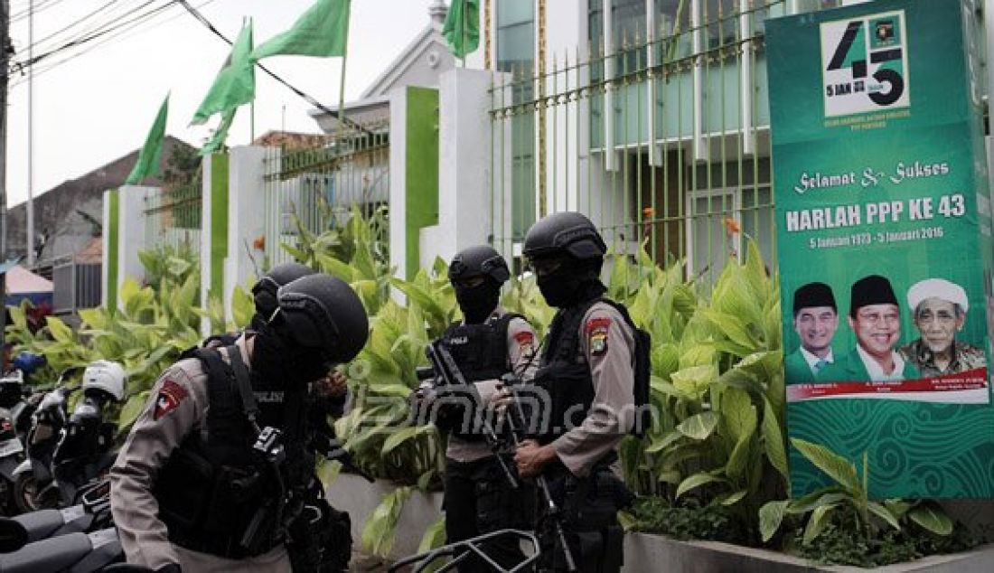 Petugas kepolisian bersenjata lengkap nampak berjaga di depan Kantor DPP PPP jalan Diponegoro, Jakarta Pusat, Senin (7/3). Kubu Romahurmuziy berencana mengambil alih Kantor DPP PPP dari Kubu Djan Faridz. Foto: Ricardo/JPNN.com - JPNN.com