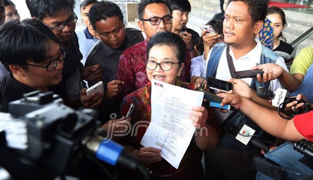 Mantan Menteri Kesehatan RI 2004-2009 Siti Fadilah Supari usai menjalani pemeriksaan di Gedung KPK, Jakarta, Senin (7/3). Siti menjadi saksi kasus dugaan korupsi pengadaan alat kesehatan RS Unair tahap I dan II tahun Anggaran 2010. Foto: Ricardo/JPNN.com - JPNN.com