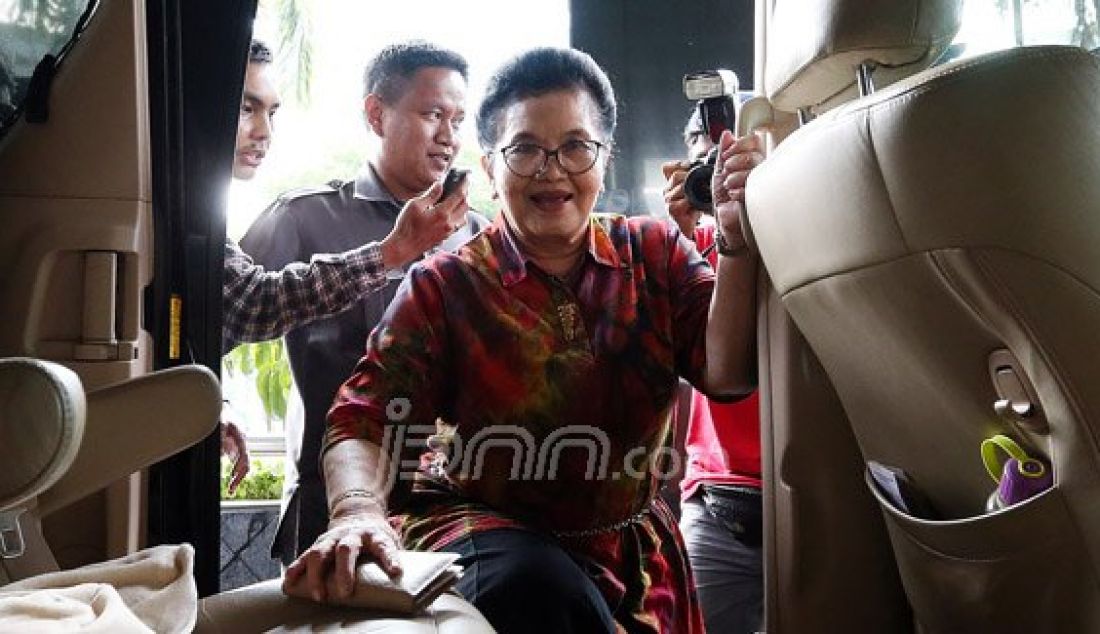 Mantan Menteri Kesehatan RI 2004-2009 Siti Fadilah Supari usai menjalani pemeriksaan di Gedung KPK, Jakarta, Senin (7/3). Siti menjadi saksi kasus dugaan korupsi pengadaan alat kesehatan RS Unair tahap I dan II tahun Anggaran 2010. Foto: Ricardo/JPNN.com - JPNN.com