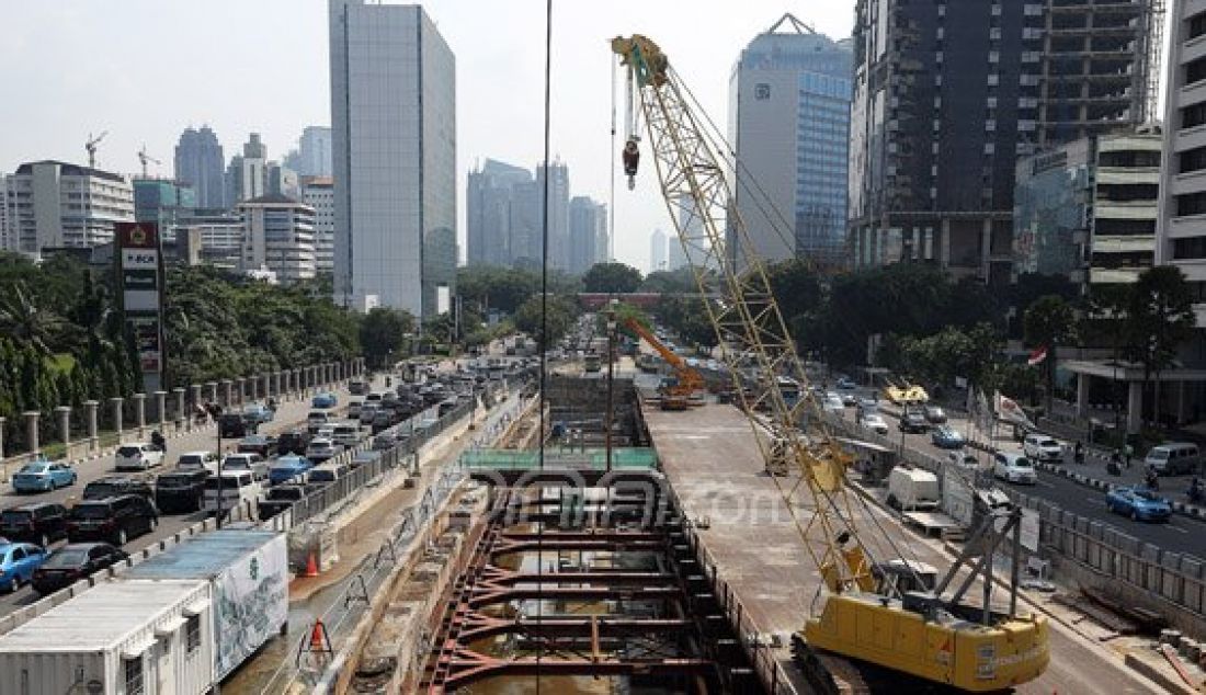 Pekerja menyelesaikan pembangunan infrastruktur jalur Rapid Transit (MRT) di Jalan Sudirman, Jakarta, Senin (7/3). Biaya pembuatan MRT yang sangat mahal, membuat proyek MRT terlambat 25 tahun. Foto: Ricardo/JPNN.com - JPNN.com