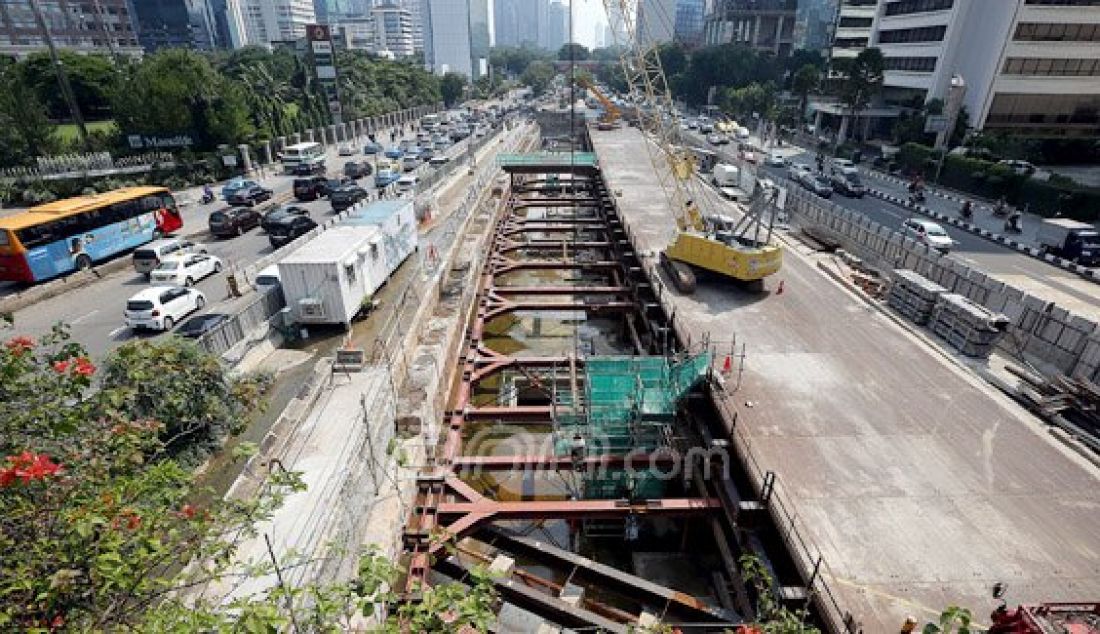 Pekerja menyelesaikan pembangunan infrastruktur jalur Rapid Transit (MRT) di Jalan Sudirman, Jakarta, Senin (7/3). Biaya pembuatan MRT yang sangat mahal, membuat proyek MRT terlambat 25 tahun. Foto: Ricardo/JPNN.com - JPNN.com