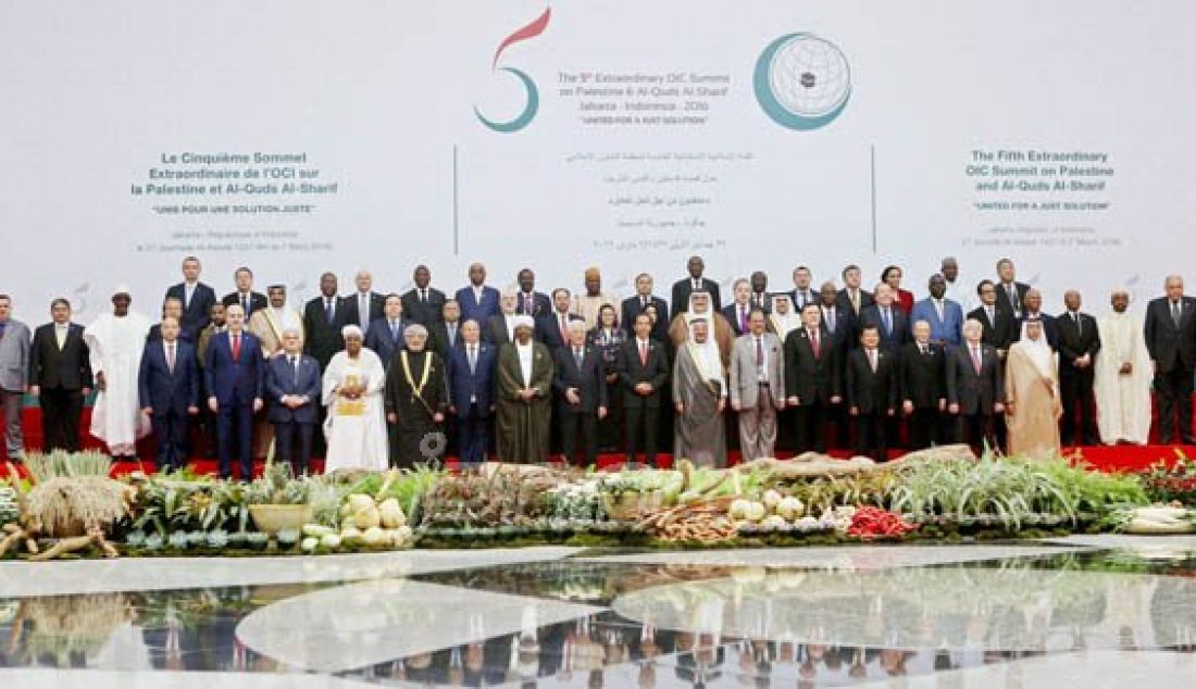 Sejumlah kepala negara dan kepala delegasi negara-negara OKI berfoto bersama disela KTT Luar Biasa ke-5 OKI mengenai Palestina dan Al-Quds Al-Sharif di Jakarta Convention Center (JCC), Jakarta, Senin (7/3). Foto: Imam/Jawa Pos/JPNN.com - JPNN.com