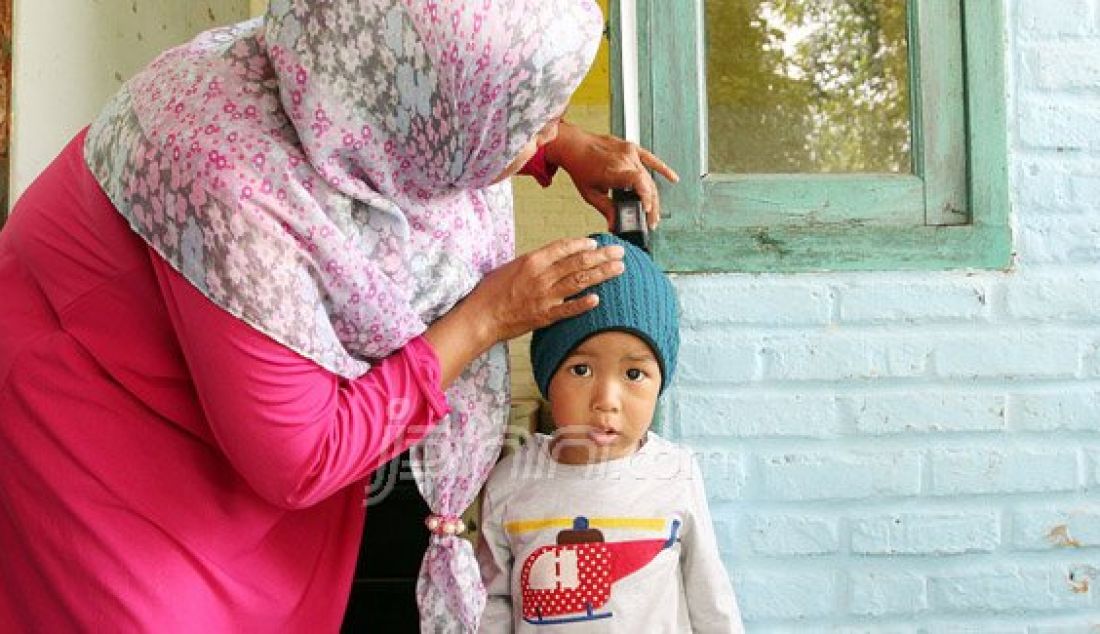 Petugas Kesehatan meneteskan vaksin polio pada seorang balita pada Pekan Imunisasi Nasional (PIN) 2016 di Posyandu Al Ijabah, Tajur Halang, Bogor, Selasa (8/3). Total sasaran PIN Polio tahun 2016 (usia 0-59 bulan) sebanyak 23.721.004 anak, yang dilaksanakan di 33 provinsi dan 509 kabupaten atau kota. Foto: Ricardo/JPNN.com - JPNN.com