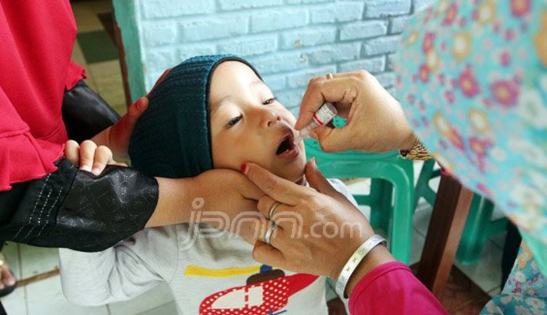 Petugas Kesehatan meneteskan vaksin polio pada seorang balita pada Pekan Imunisasi Nasional (PIN) 2016 di Posyandu Al Ijabah, Tajur Halang, Bogor, Selasa (8/3). Total sasaran PIN Polio tahun 2016 (usia 0-59 bulan) sebanyak 23.721.004 anak, yang dilaksanakan di 33 provinsi dan 509 kabupaten atau kota. Foto: Ricardo/JPNN.com - JPNN.com