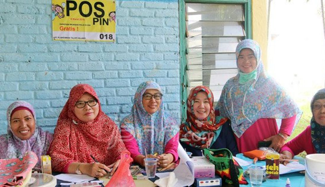 Petugas Kesehatan meneteskan vaksin polio pada seorang balita pada Pekan Imunisasi Nasional (PIN) 2016 di Posyandu Al Ijabah, Tajur Halang, Bogor, Selasa (8/3). Total sasaran PIN Polio tahun 2016 (usia 0-59 bulan) sebanyak 23.721.004 anak, yang dilaksanakan di 33 provinsi dan 509 kabupaten atau kota. Foto: Ricardo/JPNN.com - JPNN.com