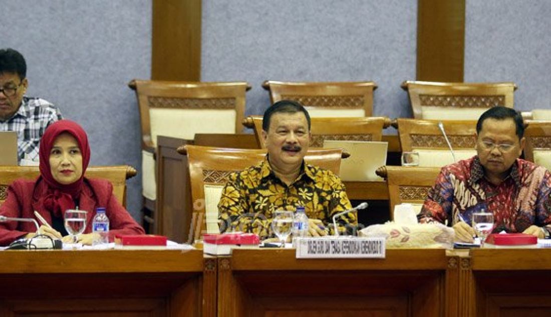 Dirjen Guru dan Tenaga Kependidikan Kemendikbud mengikuti rapat dengar pendapat dengan Komisi X DPR di Ruang Komisi X DPR, Jakarta, Selasa (8/3). Rapat tersebut membahas penyelesaian guru honorer dan hasil uji kompetensi guru tahun 2015 dan tindak lanjutnya. Foto: Ricardo/JPNN.com - JPNN.com