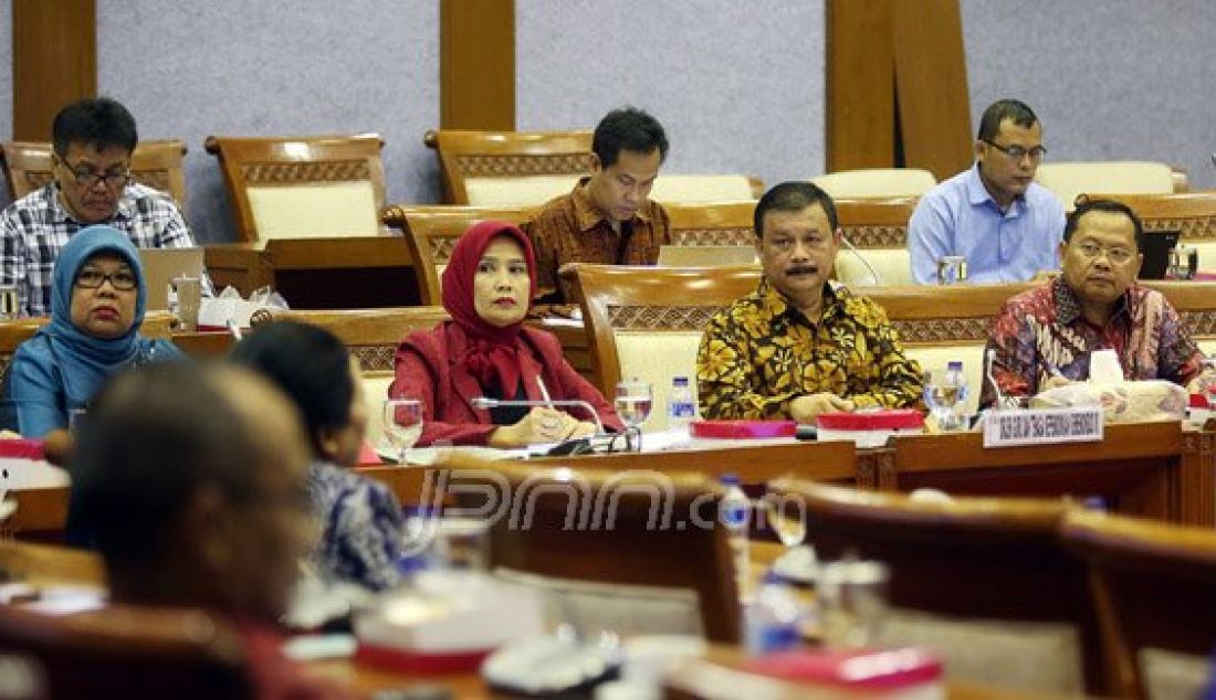 Dirjen Guru dan Tenaga Kependidikan Kemendikbud mengikuti rapat dengar pendapat dengan Komisi X DPR di Ruang Komisi X DPR, Jakarta, Selasa (8/3). Rapat tersebut membahas penyelesaian guru honorer dan hasil uji kompetensi guru tahun 2015 dan tindak lanjutnya. Foto: Ricardo/JPNN.com - JPNN.com