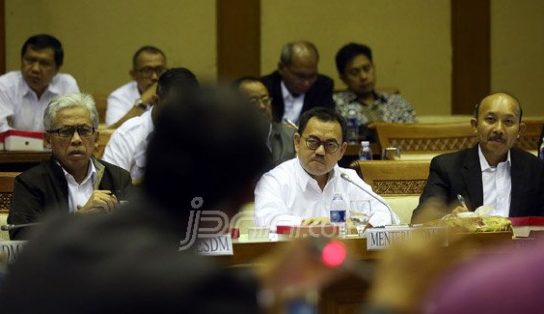 Menteri ESDM Sudirman Said saat mengikuti Rapat Kerja (Raker) dengan Komisi VII DPR RI, Jakarta, Selasa (8/3). Raker membahas Peraturan Menteri (Permen) no 37/2015, Permen no 19/2015, Permen no 05/2016. Foto: Ricardo/JPNN.com - JPNN.com