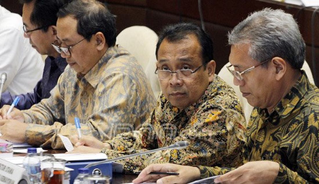 Menteri Sekretaris Negara Pratikno saat mengikuti rapat kerja dengan Komisi II DPR di Ruang Komisi II DPR, Nusantara, Kompleks Parlemen Senayan, Jakarta, Senin (10/3). Rapat tersebut membahas penanganan aset-aset negara. Foto: Ricardo/JPNN.com - JPNN.com