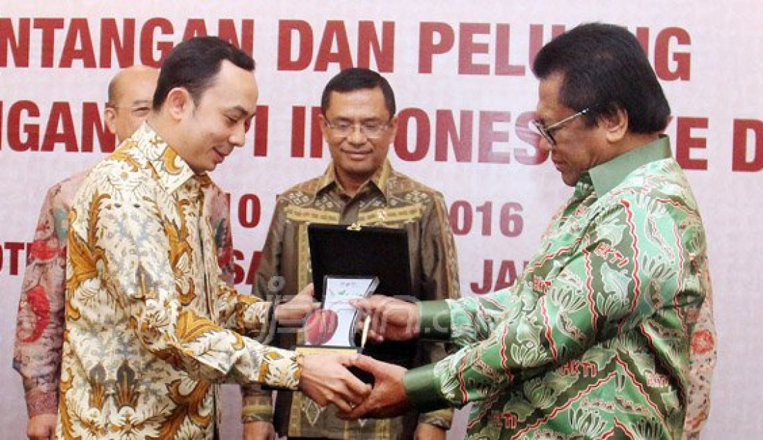 (Kanan) Menteri Perindustrian Saleh Husin didampingi Wakil Ketua MPR Oesman Sapta Odang dan Ketua Umum AEKI (Asosiasi Eksportir dan Industri Kopi Indonesia) Irfan Anwar saat memukul gong pada kegiatan Rapat Umum Anggota IX AEKI di Hotel Sahid-Jakarta,Kamis (10/3). Foto: Ricardo/JPNN.com - JPNN.com