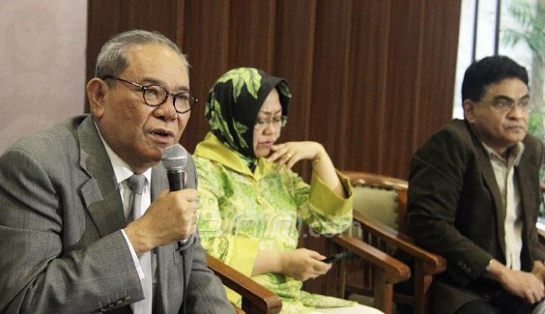 (Kiri) Ketua Komisi II DPR Rambe Kamarul Zaman, Pengamat Politik LIPI Siti Zuhro dan Ketua DPP PDI Perjuangan Andreas Pereira pada dialektika demokrasi bertema 'Ancaman Baru Deparpolisasi' Jakarta, Kamis (10/3). Diskusi membahas keputusan Basuki Tjahaja Purnama (Ahok) maju secara Independent di Pilgub 2017. Foto: Ricardo/JPNN.com - JPNN.com