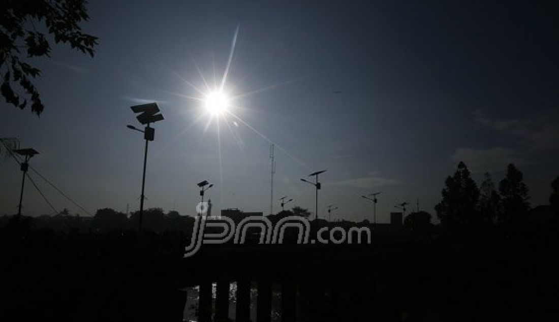 Warga saat menyaksikan fenomena alam Gerhana Matahari di Banjir Kanal Timur (BKT), Jakarta Timur, Rabu (9/3). Fenomena alam Gerhana Matahari di Jakarta terjadi 88%. Foto: Ricardo/JPNN.com - JPNN.com