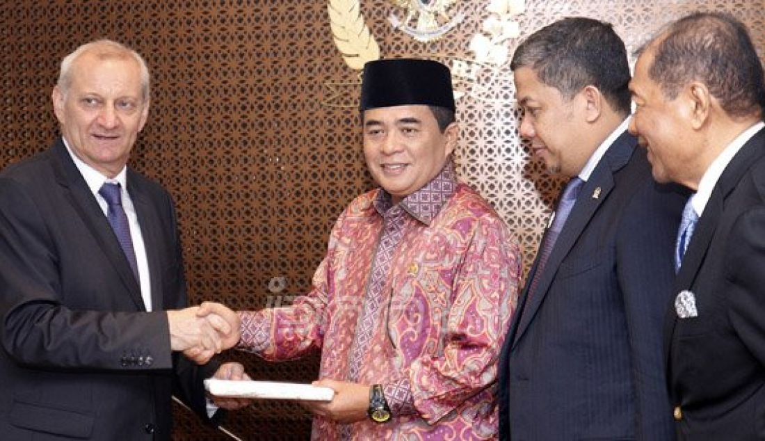 Ketua DPR Ade Komaruddin saat menerima kunjungan Duta Besar Republik Ceko Ivan Hotek di Ruang Pimpinan DPR, Jakarta, Kamis (10/3). Kunjungan tersebut membahas Persetujuan bebas visa untuk pemegang paspor diplomatik dan dinas RI-Ceko. Foto: Ricardo/JPNN.com - JPNN.com