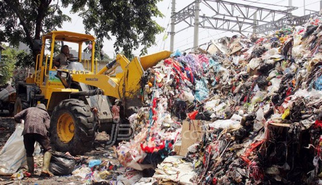 Petugas saat mengelolah sampah di Kawasan Duri, Tambora, Jakarta Barat, Kamis (10/3). Berdasarkan hasil Peraturan Presiden Nomor 18 Tahun 2016 tentang Percepatan Pembangunan Pembangkit Listrik Berbasis Sampah, Pemerintah meminta kepada pejabat daerah untuk segera membangun Pembangkit Listrik Berbasis Sampah (PLTSa). Foto: Ricardo/JPNN.com - JPNN.com