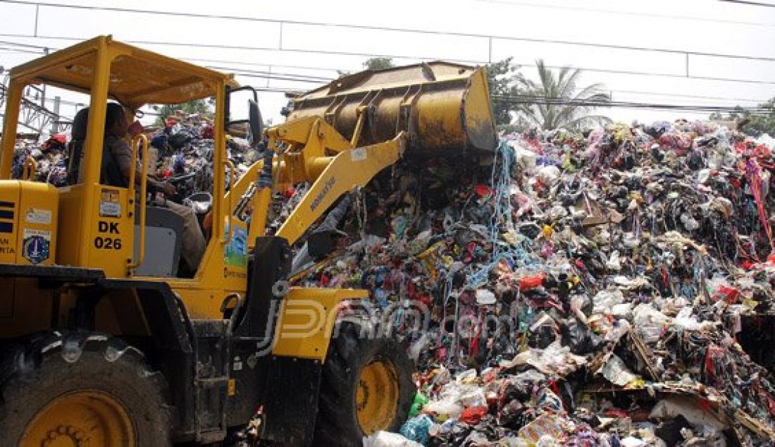 Petugas saat mengelolah sampah di Kawasan Duri, Tambora, Jakarta Barat, Kamis (10/3). Berdasarkan hasil Peraturan Presiden Nomor 18 Tahun 2016 tentang Percepatan Pembangunan Pembangkit Listrik Berbasis Sampah, Pemerintah meminta kepada pejabat daerah untuk segera membangun Pembangkit Listrik Berbasis Sampah (PLTSa). Foto: Ricardo/JPNN.com - JPNN.com