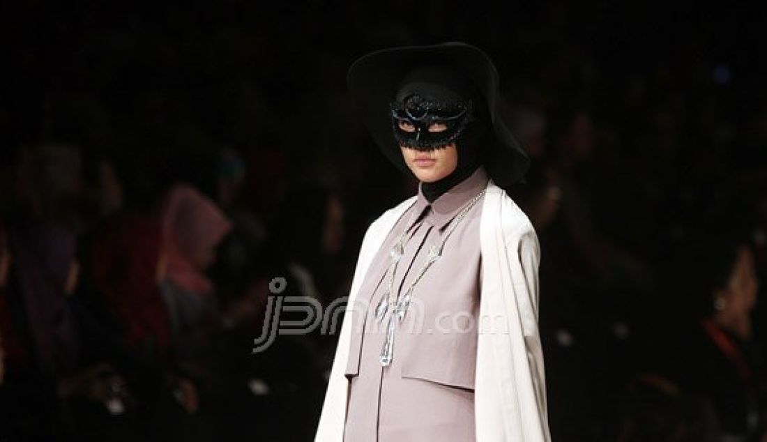 Peragawati memperagakan busana hijab Karya Jenahara di Indonesia Fashion Week 2016, Jakarta, Jumat (11/3). Fashion Show muslim wear memperagakan busana Et Cetera Oleh Jenahara. Foto: Ricardo/JPNN.com - JPNN.com