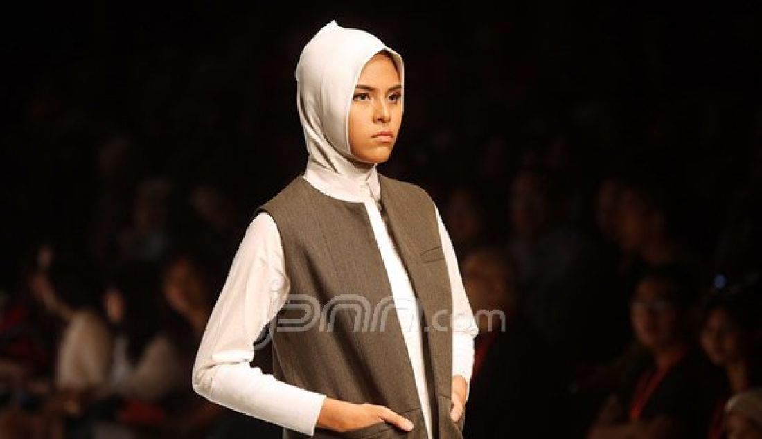 Peragawati memperagakan busana hijab Karya Restu Anggraini di Indonesia Fashion Week 2016, Jakarta, Jum'at (11/3). Fashion Show muslim wear memperagakan busana The Executive In Collaboration with Restu Anggraini. Foto: Ricardo/JPNN.com - JPNN.com