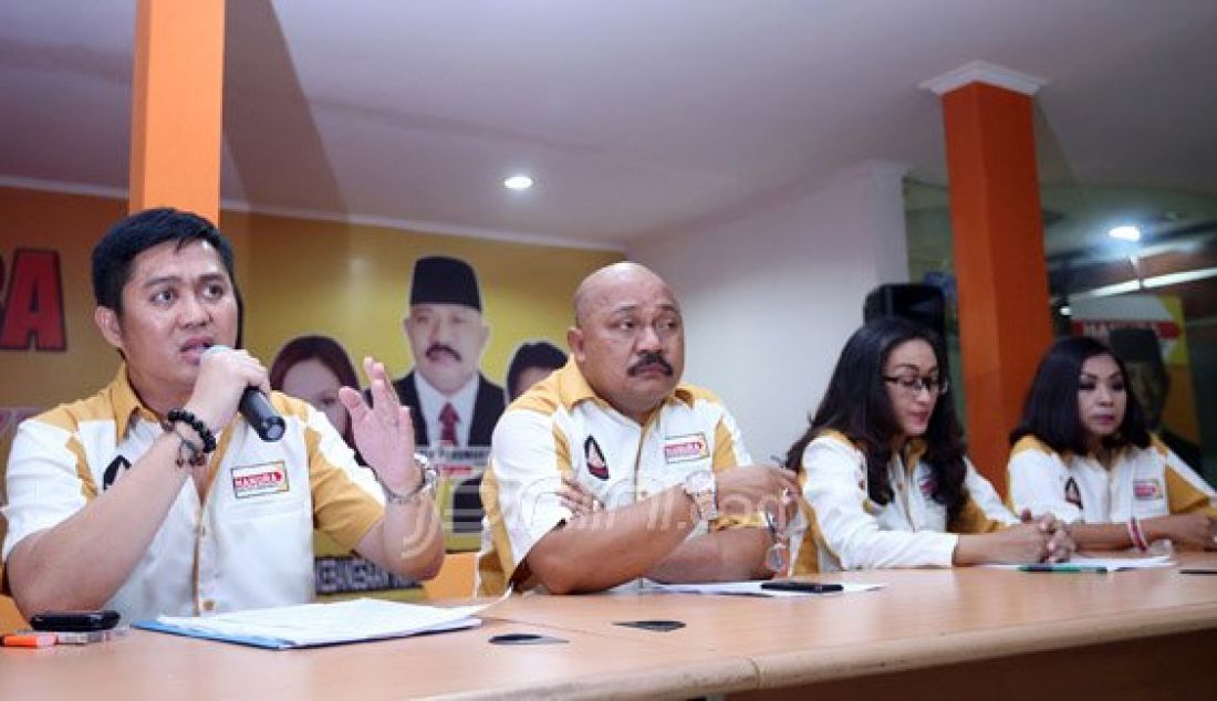 (Kiri) Wakil Ketua DPP Satria Hanura Fans Agung Mula Putra, Ketua umum DPP Satria Hanura Williem Tuhumury dan SekJen DPP Satria Hanur Swastiningsih saat konpers, Jakarta, Jumat (11/3). DPP Satria Hanura mengusulkan untuk menrevisi UU Pilkada dan Menyiapkan Anggotanya maju dalam Pilkada Serentak 2017. Foto: Ricardo/JPNN.com - JPNN.com