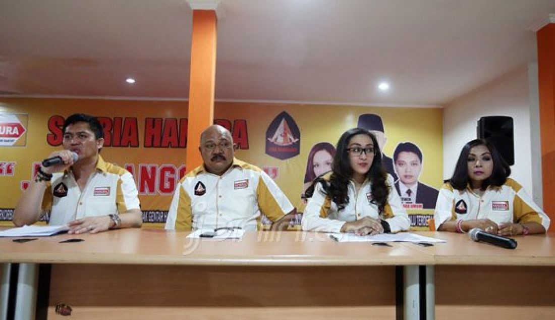 (Kiri) Wakil Ketua DPP Satria Hanura Fans Agung Mula Putra, Ketua umum DPP Satria Hanura Williem Tuhumury dan SekJen DPP Satria Hanur Swastiningsih saat konpers, Jakarta, Jumat (11/3). DPP Satria Hanura mengusulkan untuk menrevisi UU Pilkada dan Menyiapkan Anggotanya maju dalam Pilkada Serentak 2017. Foto: Ricardo/JPNN.com - JPNN.com