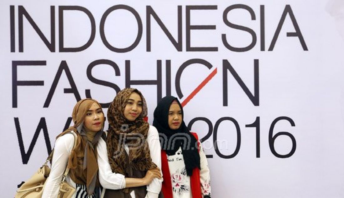 Penggunjung saat berfoto-foto di backdrop Indonesia Fashion Week 2016 di acara Indonesia Fashion Week 2016, Jakarta, Jum'at (11/3). Indonesia Fashion Week 2016 berlangsung hingga 13 Maret. Foto: Ricardo/JPNN.com - JPNN.com