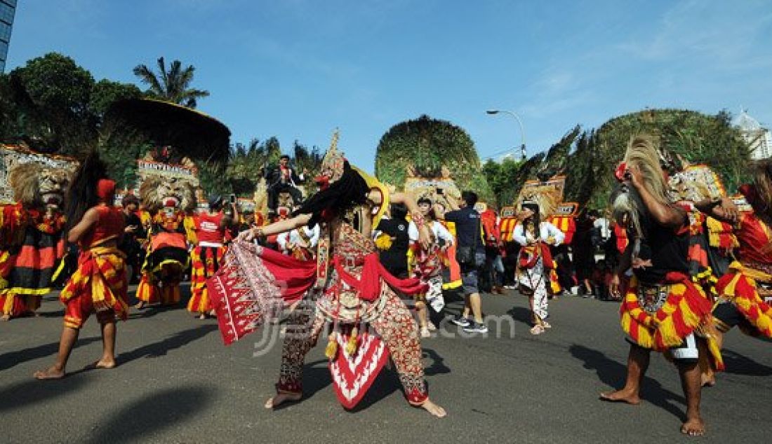 Penari kesenian Reyog Ponorogo saat pentas di acara Car Free Day, Jakarta, Minggu (13/3). Kesenian asal Ponorogo yang telah mendapat hak cipta dari Kemenkumham, pengakuan Kemendikbud yang saat ini berupaya mendapat pengakuan dari UNESCO sebagai warisan budaya dunia. Foto : Ricardo/JPNN.com - JPNN.com