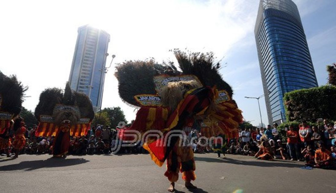 Penari kesenian Reyog Ponorogo saat pentas di acara Car Free Day, Jakarta, Minggu (13/3). Kesenian asal Ponorogo yang telah mendapat hak cipta dari Kemenkumham, pengakuan Kemendikbud yang saat ini berupaya mendapat pengakuan dari UNESCO sebagai warisan budaya dunia. Foto : Ricardo/JPNN.com - JPNN.com