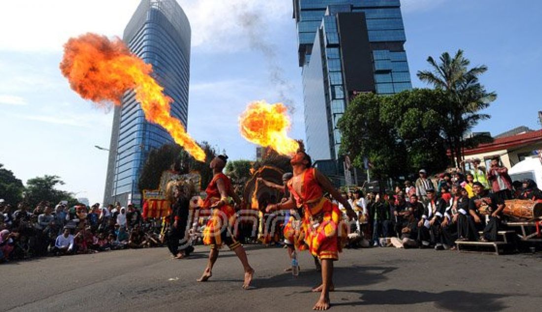 Penari kesenian Reyog Ponorogo saat pentas di acara Car Free Day, Jakarta, Minggu (13/3). Kesenian asal Ponorogo yang telah mendapat hak cipta dari Kemenkumham, pengakuan Kemendikbud yang saat ini berupaya mendapat pengakuan dari UNESCO sebagai warisan budaya dunia. Foto : Ricardo/JPNN.com - JPNN.com