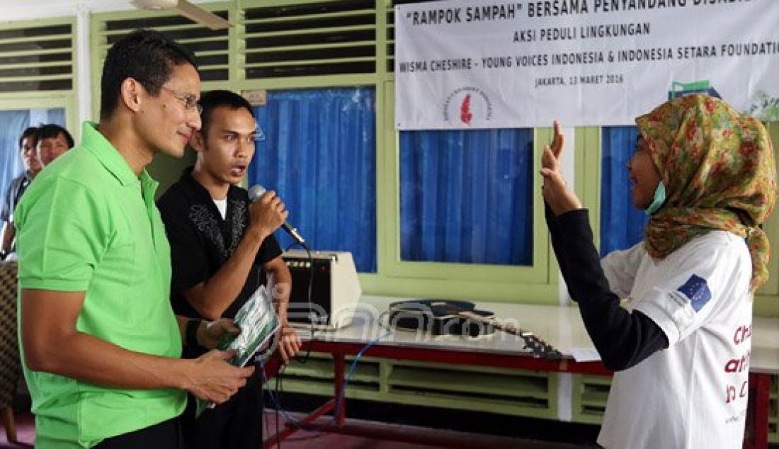 Pendiri dari Indonesia Setara Foundation Sandiaga Uno bersama Rumah Penyandang Disabilitas Tuna Daksa Pimpinan Ibu Petty Elliot melakukan aksi Rampok Sampah di Kawasan Wisma Cheshire, Jakarta Selatan, Minggu (13/3). Menurut Sandiaga, kita harus peduli terhadap sampah terutama sampah plastik. Foto : Ricardo/JPNN.com - JPNN.com