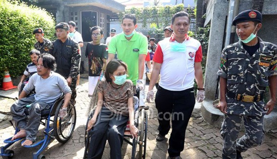 Pendiri dari Indonesia Setara Foundation Sandiaga Uno bersama Rumah Penyandang Disabilitas Tuna Daksa Pimpinan Ibu Petty Elliot melakukan aksi Rampok Sampah di Kawasan Wisma Cheshire, Jakarta Selatan, Minggu (13/3). Menurut Sandiaga, kita harus peduli terhadap sampah terutama sampah plastik. Foto : Ricardo/JPNN.com - JPNN.com