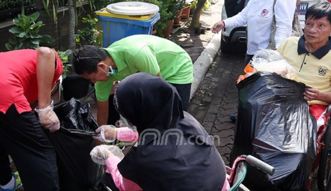 Pendiri dari Indonesia Setara Foundation Sandiaga Uno bersama Rumah Penyandang Disabilitas Tuna Daksa Pimpinan Ibu Petty Elliot melakukan aksi Rampok Sampah di Kawasan Wisma Cheshire, Jakarta Selatan, Minggu (13/3). Menurut Sandiaga, kita harus peduli terhadap sampah terutama sampah plastik. Foto : Ricardo/JPNN.com - JPNN.com