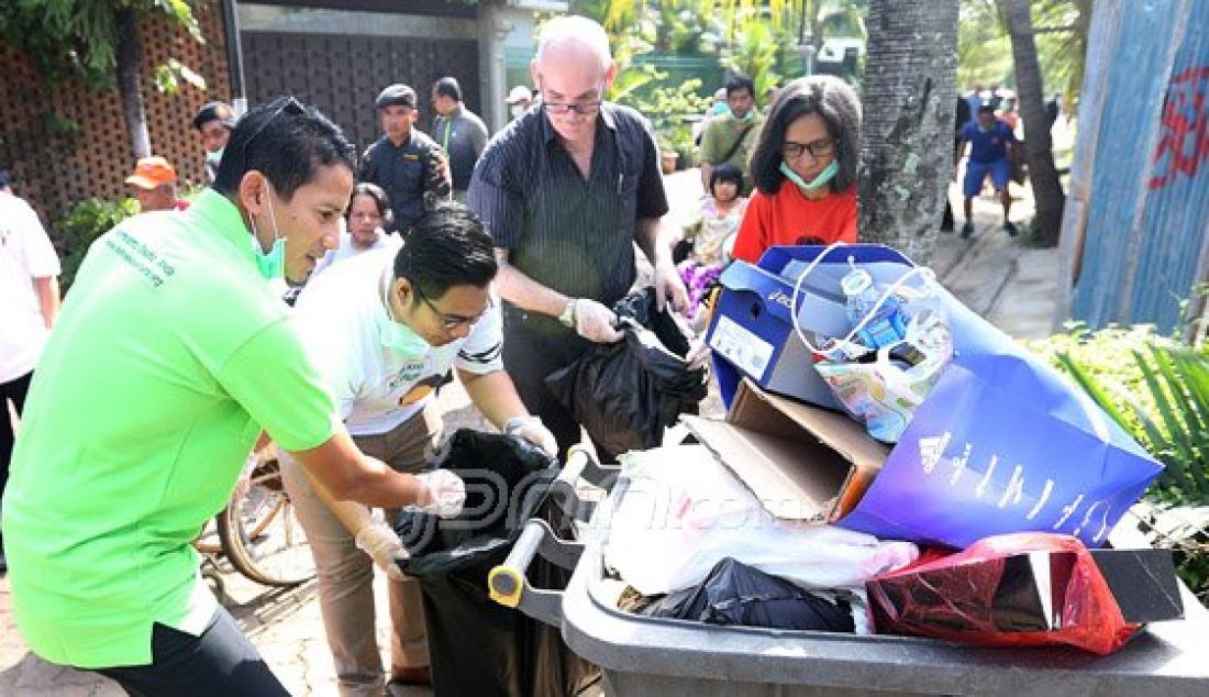 Pendiri dari Indonesia Setara Foundation Sandiaga Uno bersama Rumah Penyandang Disabilitas Tuna Daksa Pimpinan Ibu Petty Elliot melakukan aksi Rampok Sampah di Kawasan Wisma Cheshire, Jakarta Selatan, Minggu (13/3). Menurut Sandiaga, kita harus peduli terhadap sampah terutama sampah plastik. Foto : Ricardo/JPNN.com - JPNN.com