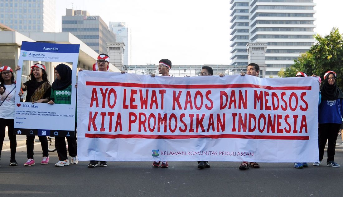 Relawan Komunitas Peduli ASEAN melakukan aksi dukungan di acara Car Free Day, Jakarta, Minggu (13/3). Relawan ini mengajak masyarakat menggunakan kaos bergambar tentang ke-Indonesia-an dan memposting ke seluruh media sosial. Foto : Ricardo/JPNN.com - JPNN.com