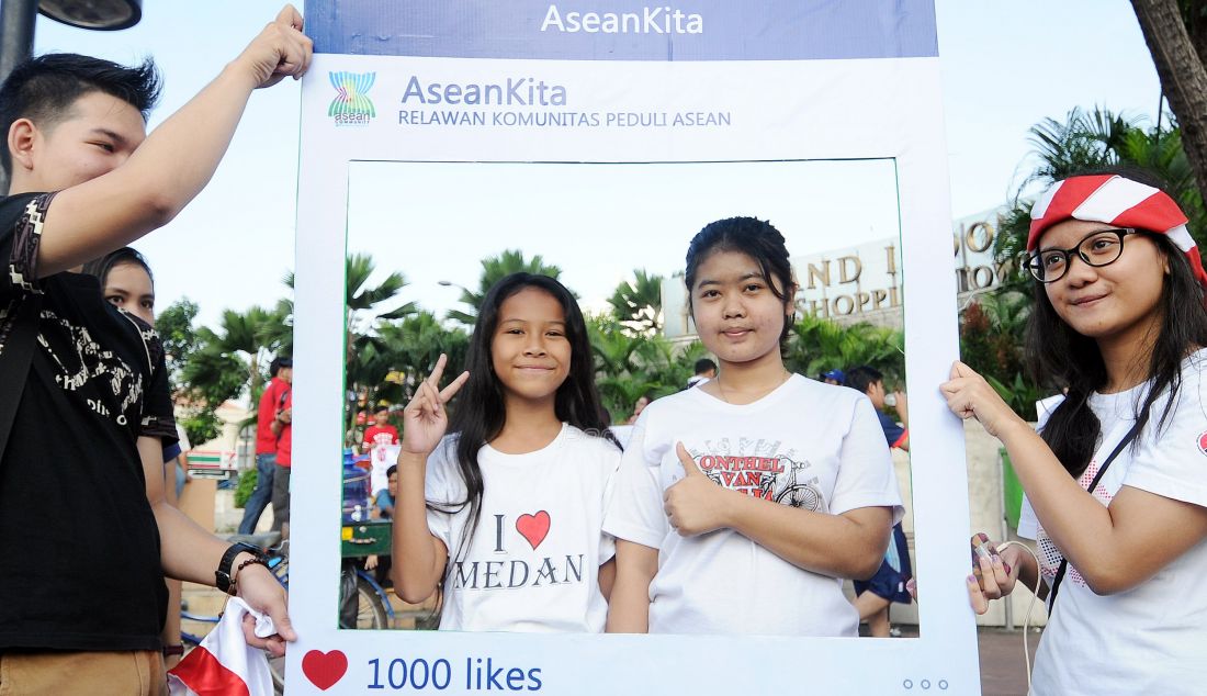 Relawan Komunitas Peduli ASEAN melakukan aksi dukungan di acara Car Free Day, Jakarta, Minggu (13/3). Relawan ini mengajak masyarakat menggunakan kaos bergambar tentang ke-Indonesia-an dan memposting ke seluruh media sosial. Foto : Ricardo/JPNN.com - JPNN.com