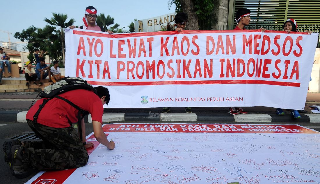 Relawan Komunitas Peduli ASEAN melakukan aksi dukungan di acara Car Free Day, Jakarta, Minggu (13/3). Relawan ini mengajak masyarakat menggunakan kaos bergambar tentang ke-Indonesia-an dan memposting ke seluruh media sosial. Foto : Ricardo/JPNN.com - JPNN.com