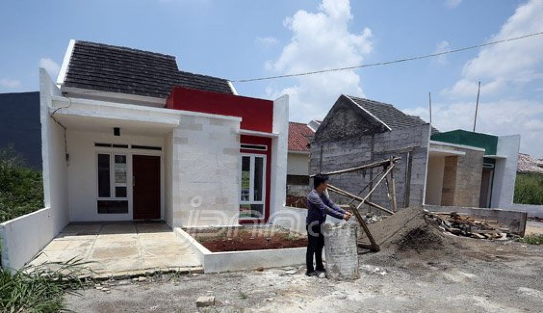 Seorang mandor saat melihat kondisi pembangunan rumah di Kawasan Perum Pura Bojong Gede, Kabupaten Bogor, Minggu (13/3). Pemerintah meminta para pengembang daerah harus lebih proaktif dan inovatif dalam program sejuta rumah. Foto : Ricardo/JPNN.com - JPNN.com