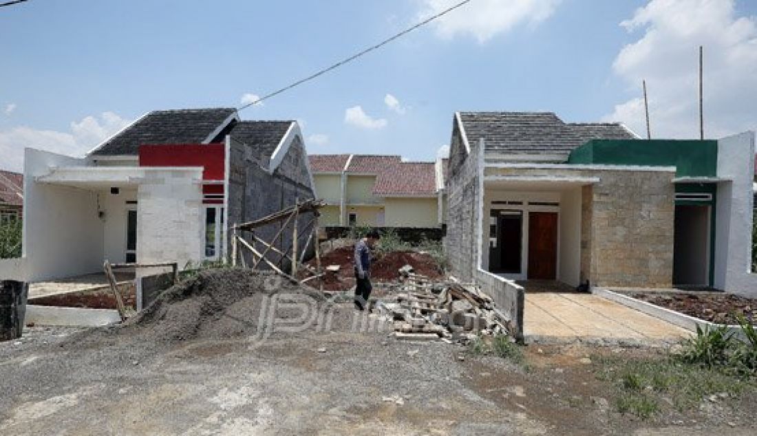 Seorang mandor saat melihat kondisi pembangunan rumah di Kawasan Perum Pura Bojong Gede, Kabupaten Bogor, Minggu (13/3). Pemerintah meminta para pengembang daerah harus lebih proaktif dan inovatif dalam program sejuta rumah. Foto : Ricardo/JPNN.com - JPNN.com