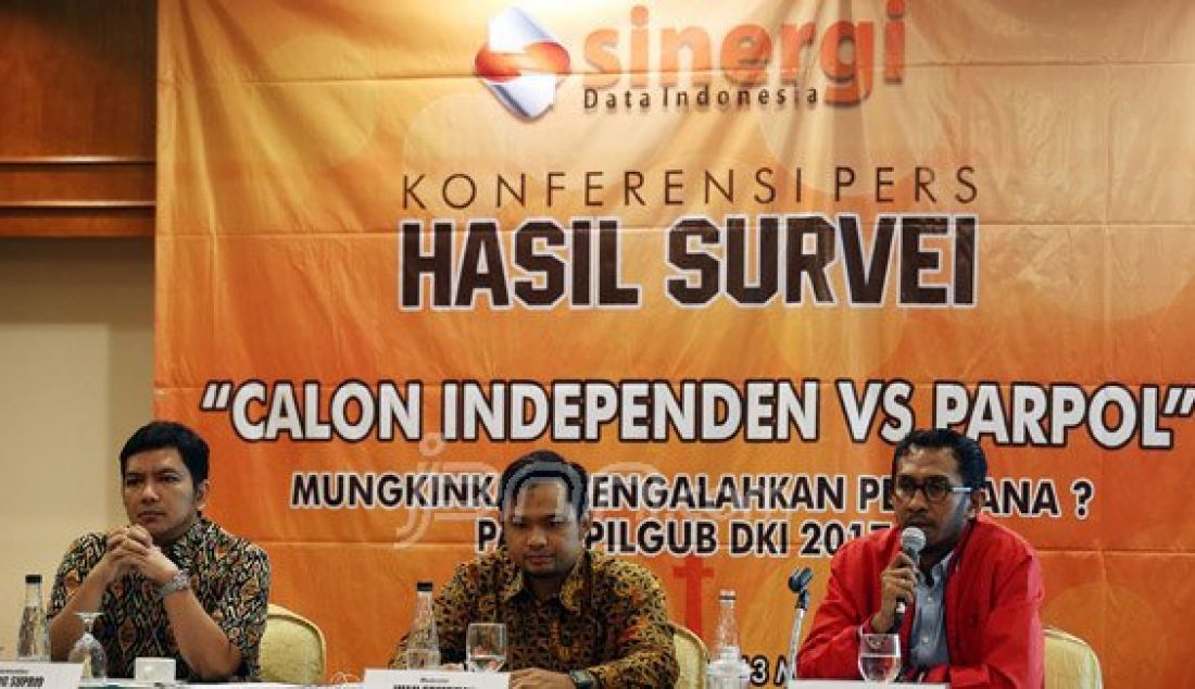 Direktur Eksekutif Sinergi Data Indonesia (SDI) Barkah Patimahu (Kanan) saat mempresentasikan hasil survei Calon Independen VS Parpol?, Mungkinkah mengalahkan petahana pada Pilgub DKI 2017, Jakarta, Minggu (13/3). Ahok calon pemimpin paling jujur dan tegas dibandingkan dengan Ridwan Kamil dan Tri Rismaharini. Foto : Ricardo/JPNN.com - JPNN.com