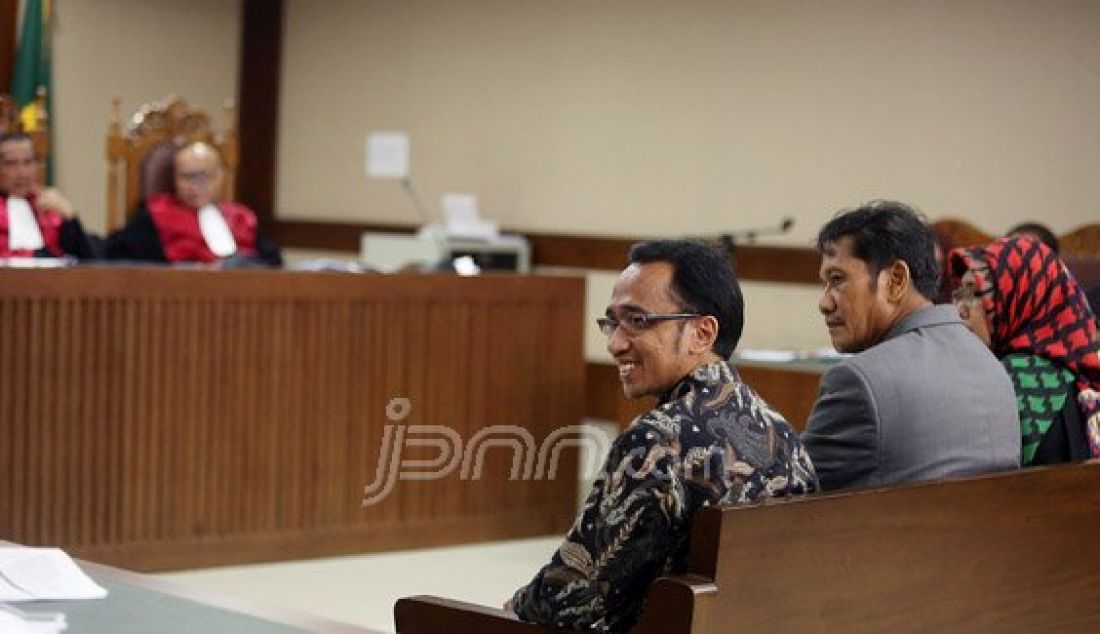 Anggota Komisi VII DPR Bambang Haryadi dan Jamaluddin Jafar (kanan) saat bersaksi pada sidang kasus suap proyek pembangunan listrik tenaga mikro hidro dengan terdakwa Dewi Yasin Limpo di Pengadilan Tipikor, Kemayoran, Jakarta Pusat, Senin (14/3). Foto: Ricardo/JPNN.com - JPNN.com