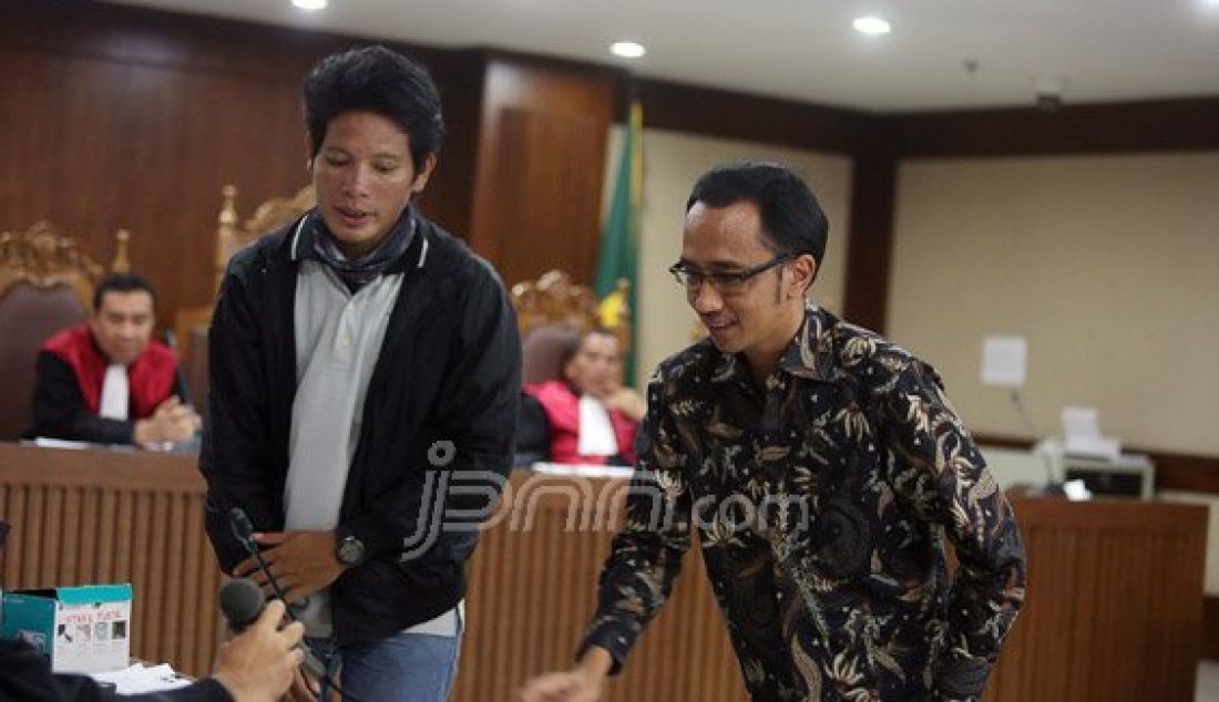 Anggota Komisi VII DPR Bambang Haryadi dan Jamaluddin Jafar (kanan) saat bersaksi pada sidang kasus suap proyek pembangunan listrik tenaga mikro hidro dengan terdakwa Dewi Yasin Limpo di Pengadilan Tipikor, Kemayoran, Jakarta Pusat, Senin (14/3). Foto: Ricardo/JPNN.com - JPNN.com