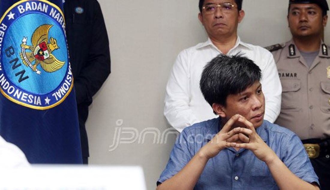 Bupati Ogan Ilir Ahmad Wazir Noviadi saat diekspose Badan Narkotika Nasional (BNN) pasca penangkapan di Sumatera Selatan, Jakarta, Senin (14/3). Ahmad tertangkap menggunakan narkoba. Foto: Ricardo/JPNN.com - JPNN.com