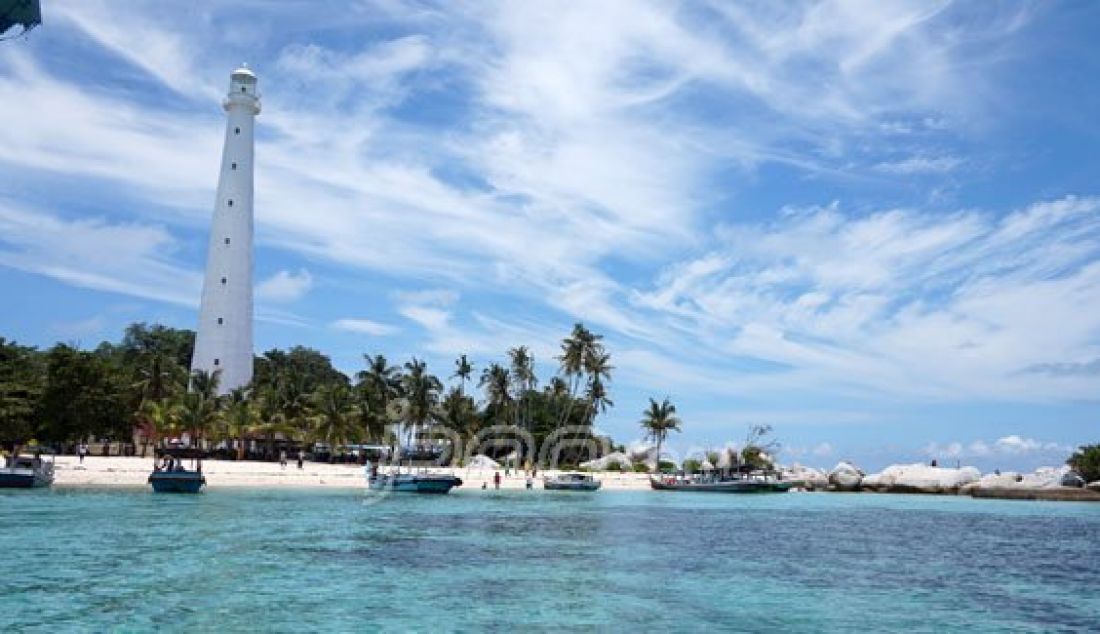 Suasana pulau Lengkuas yang ada di Belitung Barat nampak memukau sejauh mata memandang. Foto: Natalia/JPNN.com - JPNN.com