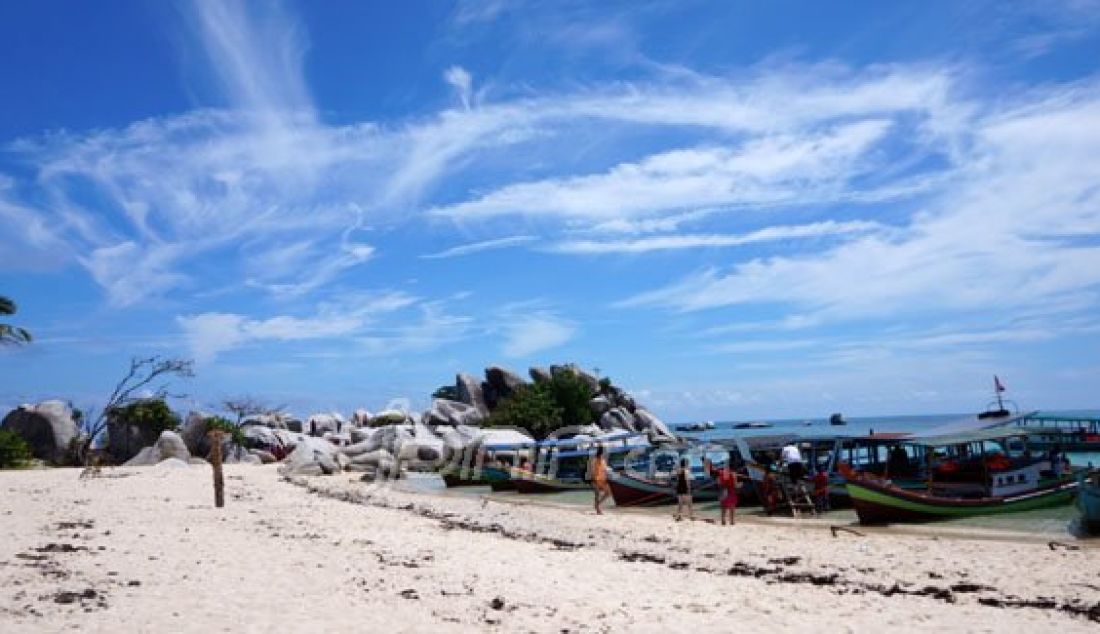 Suasana pulau Lengkuas yang ada di Belitung Barat nampak memukau sejauh mata memandang. Foto: Natalia/JPNN.com - JPNN.com