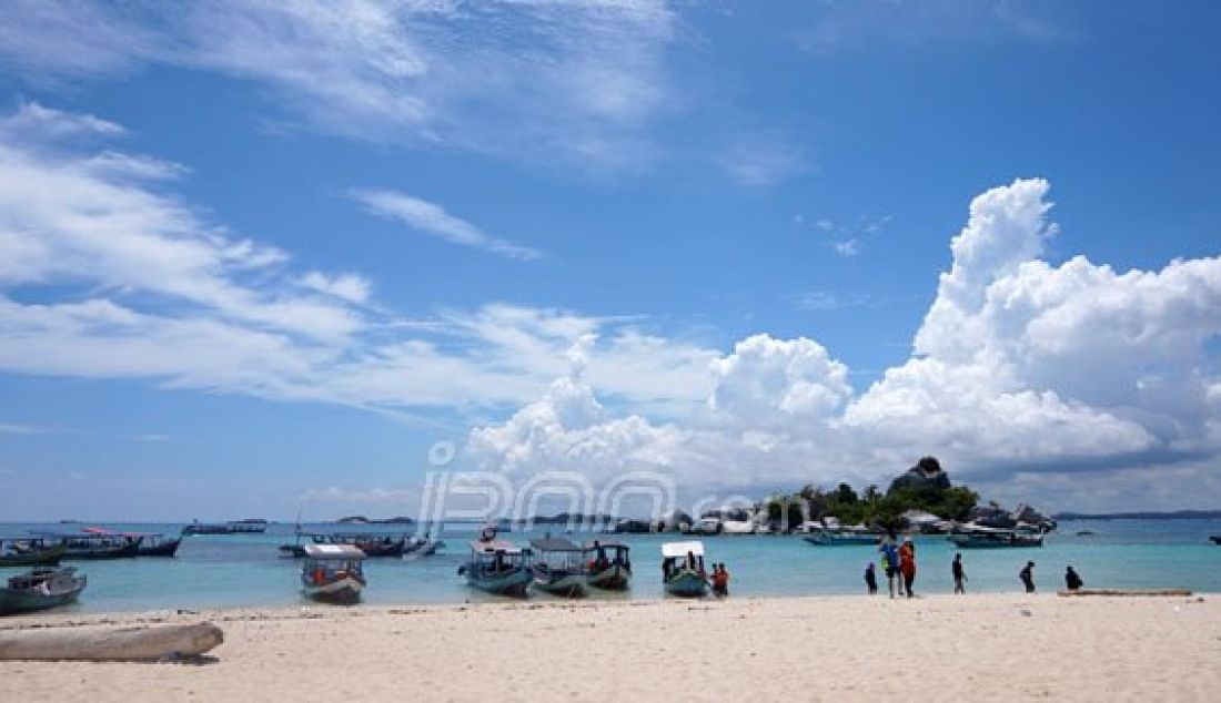 Suasana pulau Lengkuas yang ada di Belitung Barat nampak memukau sejauh mata memandang. Foto: Natalia/JPNN.com - JPNN.com