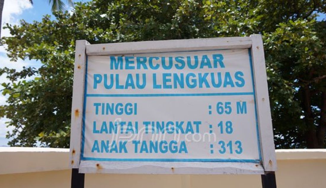 Suasana pulau Lengkuas yang ada di Belitung Barat nampak memukau sejauh mata memandang. Foto: Natalia/JPNN.com - JPNN.com