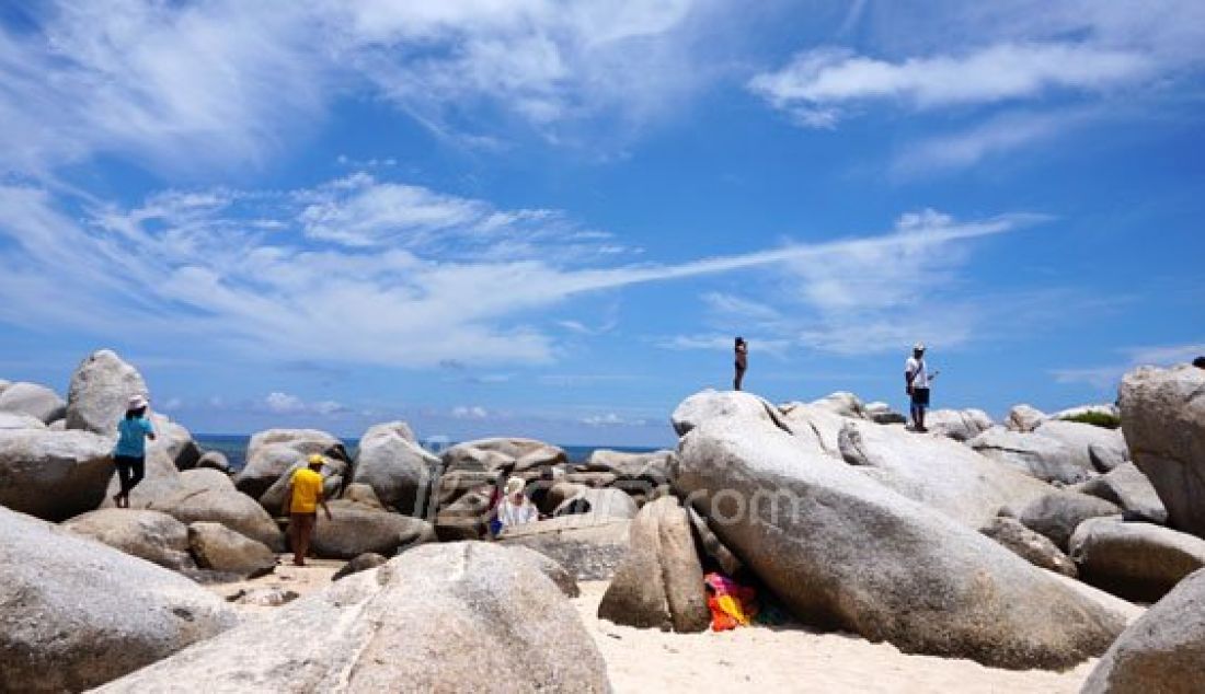 Suasana pulau Lengkuas yang ada di Belitung Barat nampak memukau sejauh mata memandang. Foto: Natalia/JPNN.com - JPNN.com