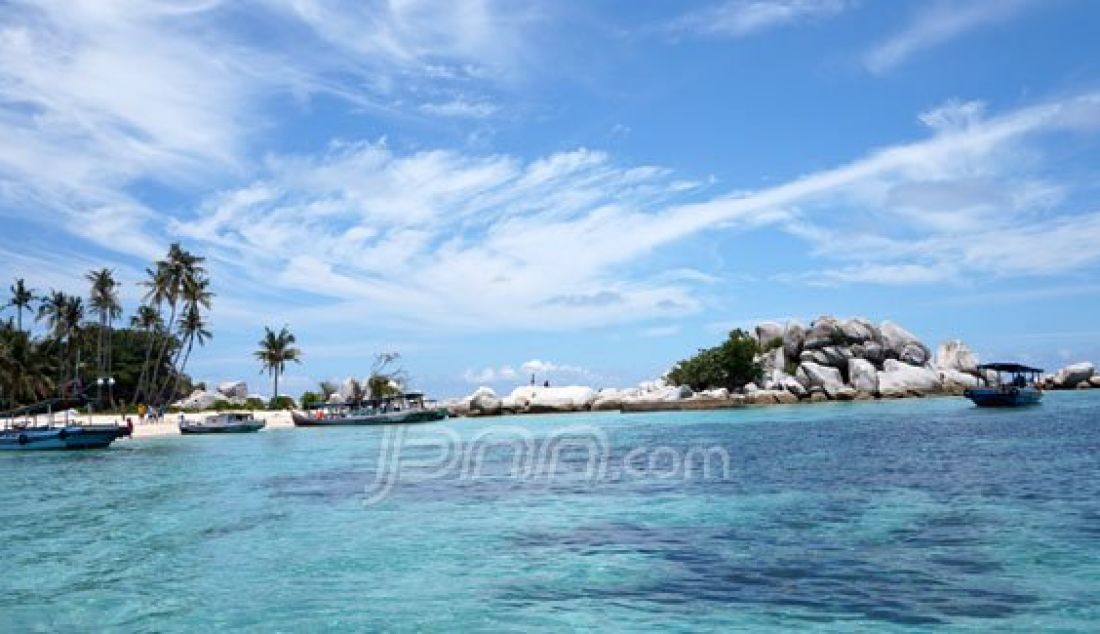 Suasana pulau Lengkuas yang ada di Belitung Barat nampak memukau sejauh mata memandang. Foto: Natalia/JPNN.com - JPNN.com