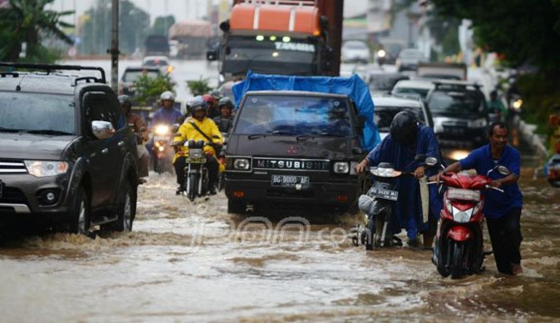Sejumlah motor mogok di kawasan jalan A Rozak Patal Pusri Palembang saat mencoba menerjang genangan banjir, Selasa (15/3). Kawasan kota Palembang banjir akibat air meluap karena hujan begitu deras. Foto: Evan/Sumatera Ekspres/JPNN.com - JPNN.com
